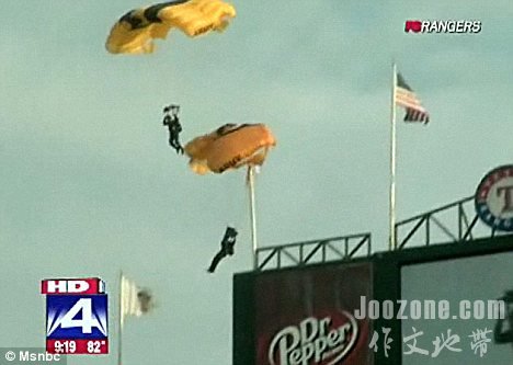 US Army parachutist gets stuck on a flagpole ϱɡ