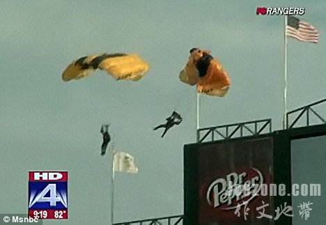 US Army parachutist gets stuck on a flagpole ϱɡ