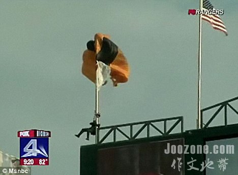 US Army parachutist gets stuck on a flagpole ϱɡ